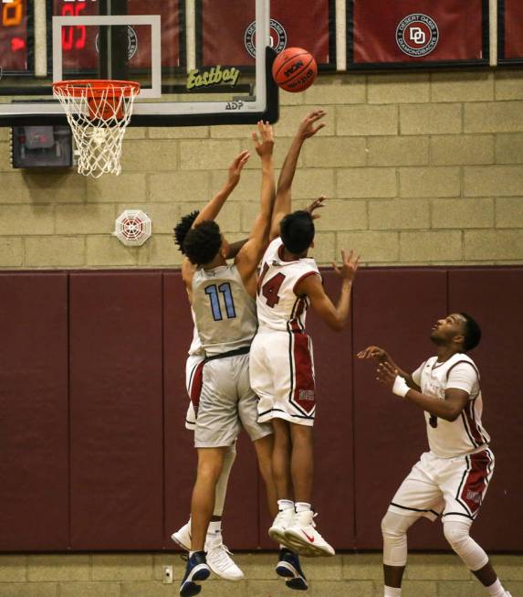 Canyon SpringsՠKayvon Alexander (11), left, and Desert OasisՠNate Van (14), cent ...