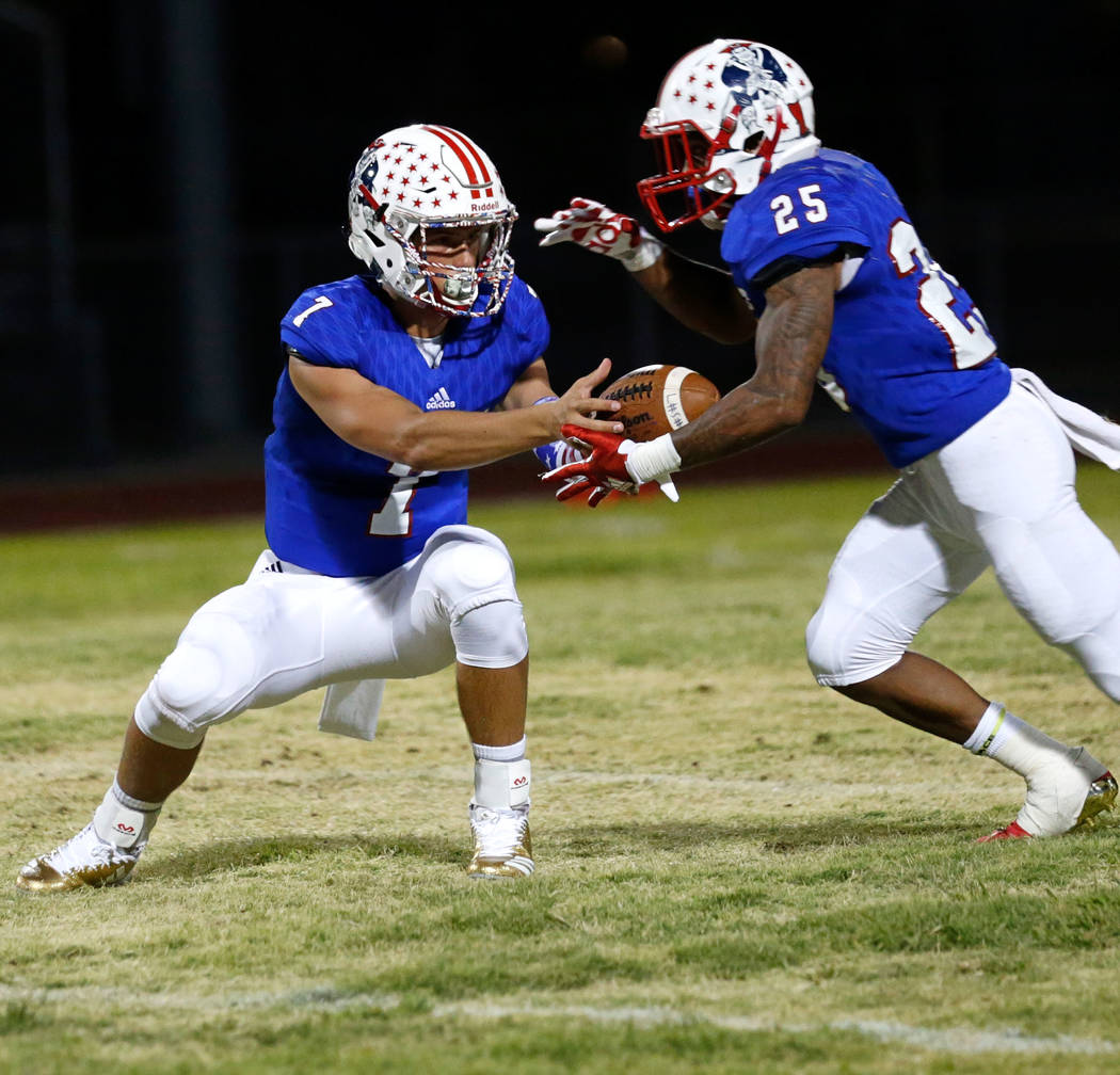 Liberty’s Kenyon Oblad (7) passes the ball to Kishon Pitts (25) during the second quar ...