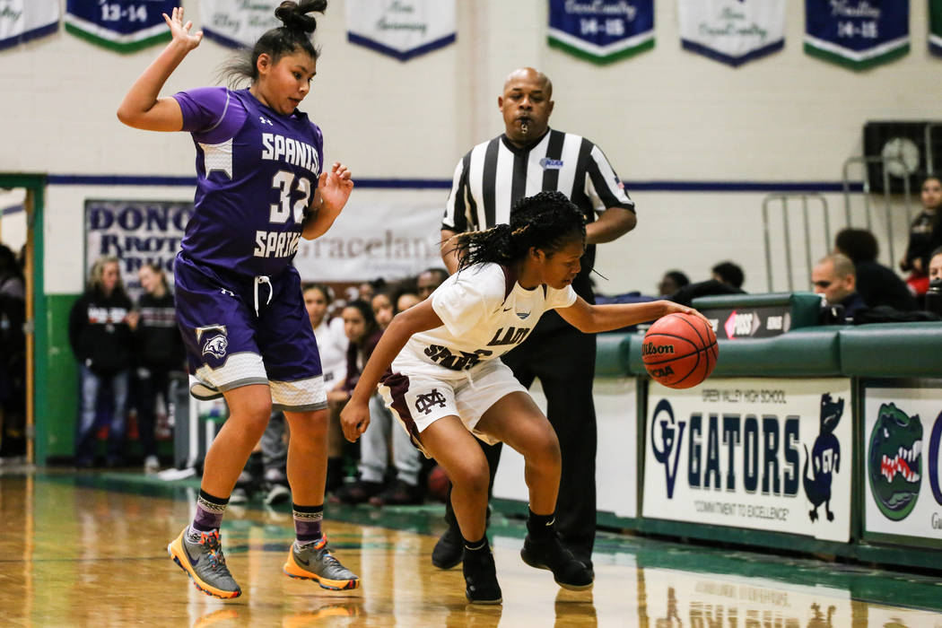 Cimarron-Memorial’s Yesenia Wesley-Nash (24) dribbles the ball past Spanish Springs&#8 ...