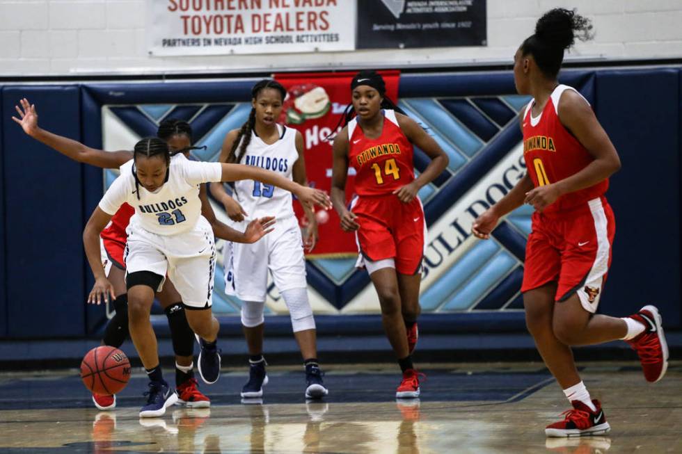 Centennial’s Justice Ethridge (21) dribbles the ball up court during the first quarter ...