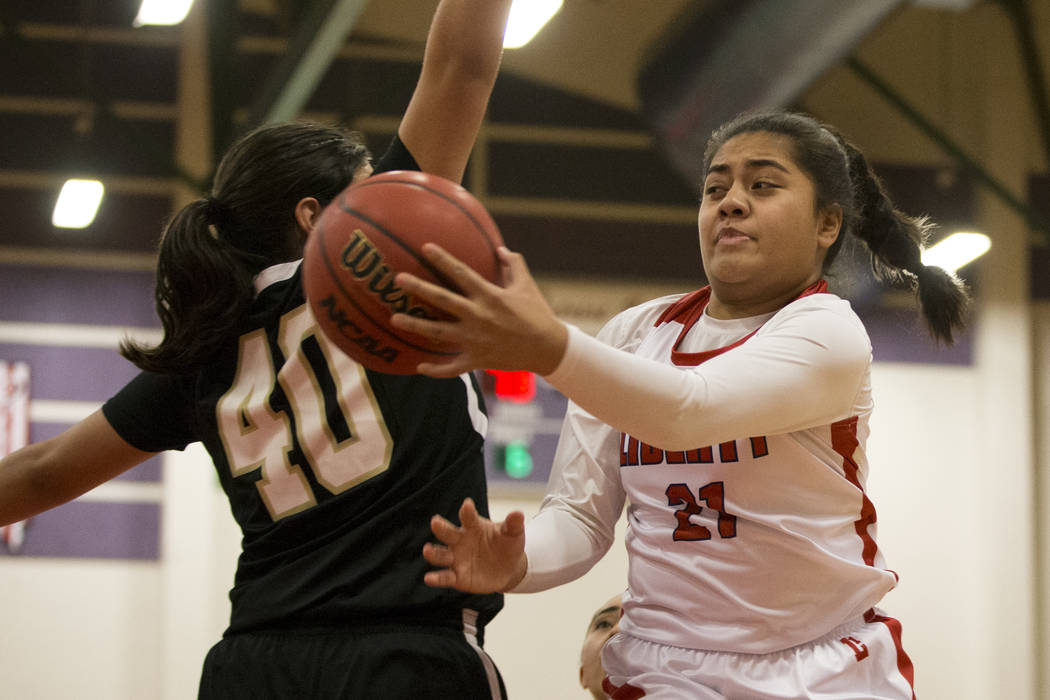 Liberty’s Sydnie Tuioti-Mariner (21) makes a pass against Bonita Vista in the girl&#82 ...