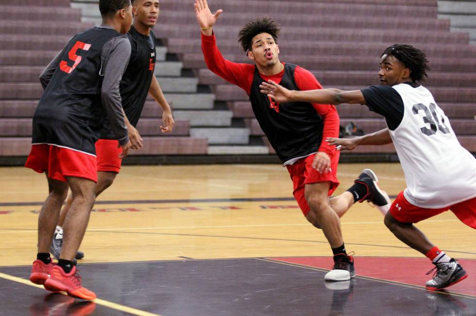 Las Vegas High School point guard Donovan Joyner, center, looks for a pass between Ronnie Mo ...