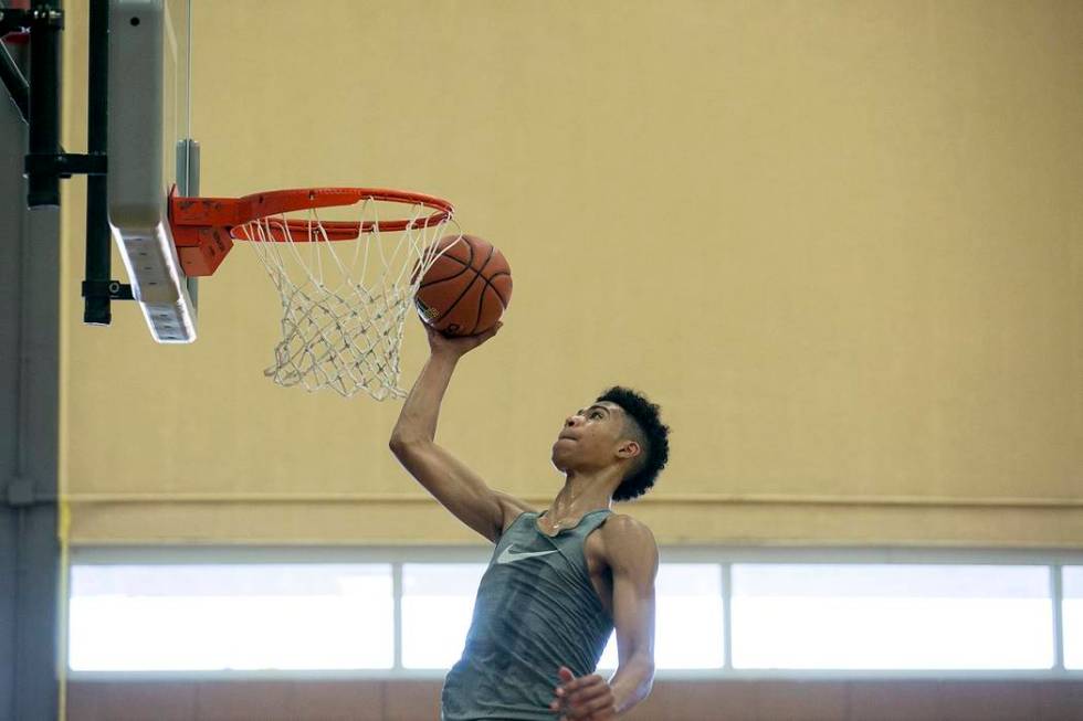 Isaiah Cottrell runs drills during a Vegas Elite practice in Las Vegas on Tuesday, July 25, ...