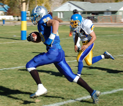 Alamo’s Brady Whipple outruns Emmi Sandoval of Coleville to the goal line