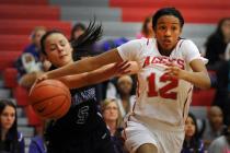 Arbor View’s Ariona Gill (12) breaks free from Durango’s Jazmin Chavez on Tuesda ...