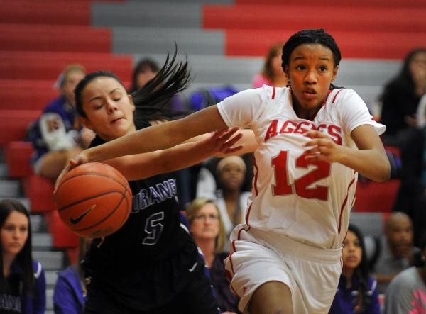 Arbor View’s Ariona Gill (12) breaks free from Durango’s Jazmin Chavez on Tuesda ...