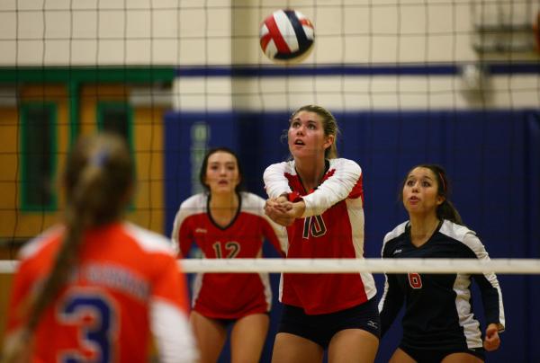 Coronado’s Berkeley Oblad (10) receives the ball during the Division I state semifinal ...