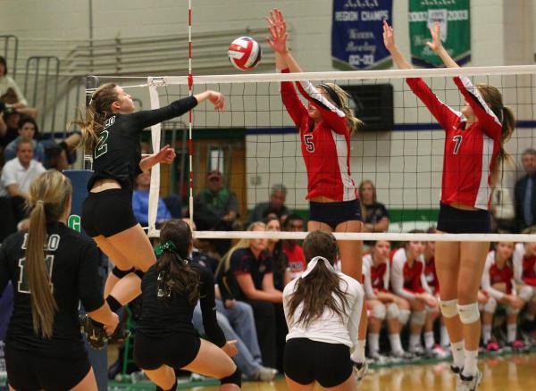 Palo Verde’s Lexi Riggs (2) attacks Coronado during the championship match of the Divi ...