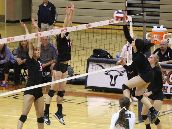 McCall Phillips (7) attacks against Bishop Gorman during the championship match of the Sunse ...