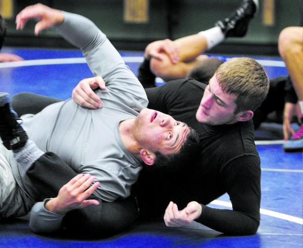 Green Valley’s Donovan Peek, left, works out with teammate Jeremiah Brewer during prac ...