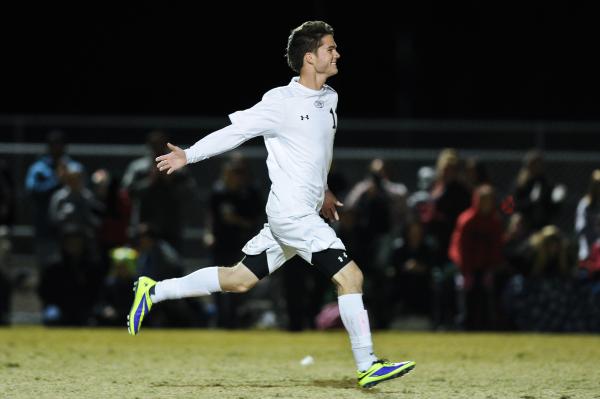 Palo Verde’s Austin Manthey (11) races towards his team after scoring the clinching pe ...