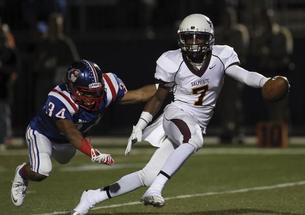 Salpointe Catholic’s Kaelin Deboskie (7) races past Liberty’s Eddy Ross on his w ...