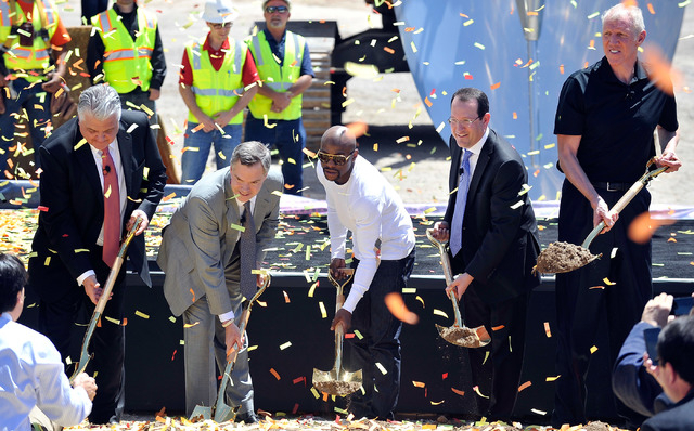 From left, Steve Sisolak, Clark County commisioner; Jim Murren, Chairmen CEO MGM Resorts Int ...