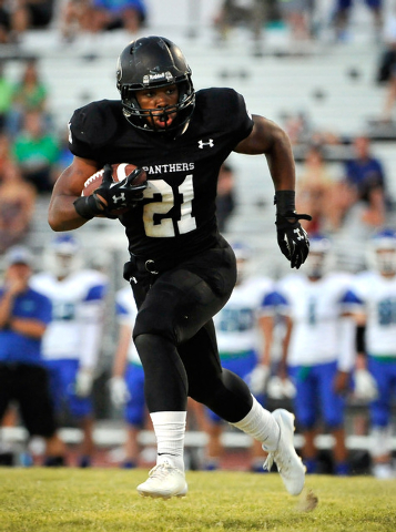 Palo Verde’s Jaren Campbell (21) carries the ball against Green Valley during the firs ...