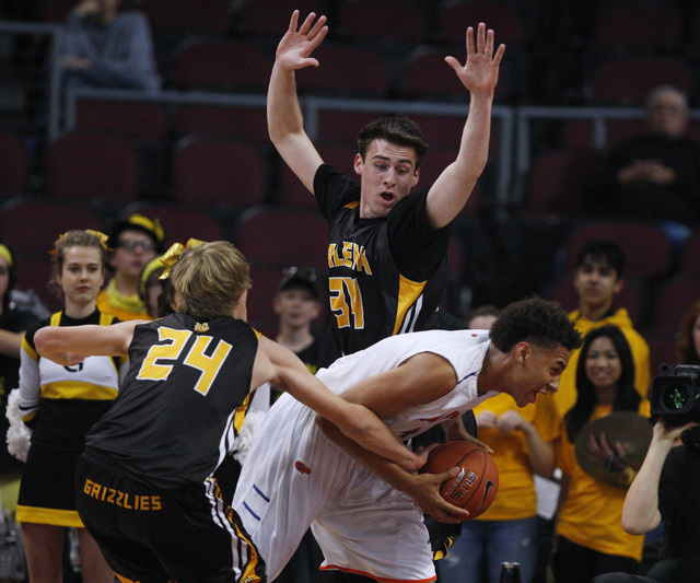 Galena forward Zach Williams tries to strip the ball from Bishop Gorman center Chase Jeter d ...