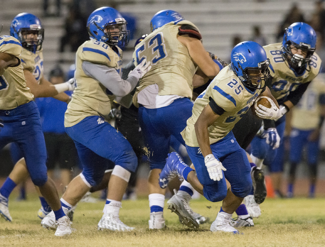 Sierra Vista running back Isaiah Zavala (25) breaks into the open field on Friday, Oct. 21, ...