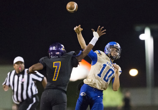 Sierra Vista quarterback Oscar Aliaga (10) throws over the out-stretched arms of Durango def ...