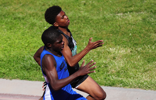 Palo Verde’s Christian Jackson races Sierra Vista’s Ronald Stephenson (blue) in ...