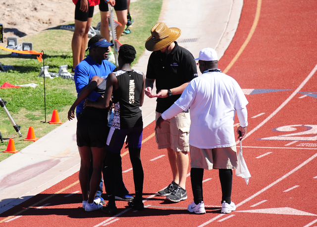 Sunrise Mountain runner Steven Walker, right, stops his race to help out Palo Verde runner C ...