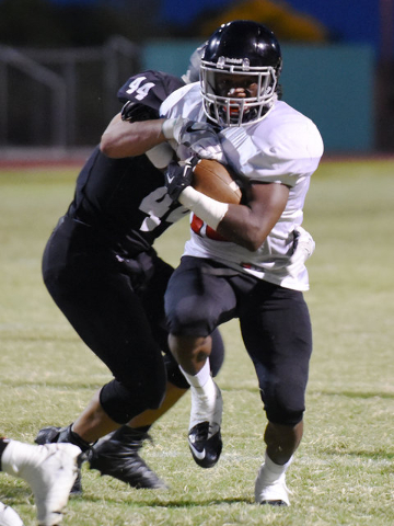 Las Vegas High School’s Elijah Hicks (10), center, runs the ball in for the game&#8217 ...