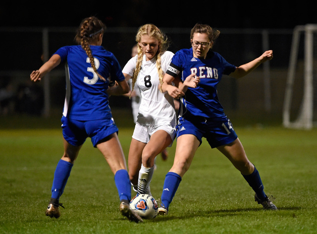 Palo Verde’s Alexis Lloyd (8) is double-teamed by Reno’s Taylor Oliphant (3) and ...