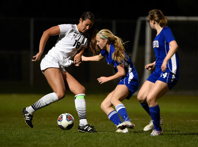 Palo Verde’s Jadyn Nogues (18) dribbles the ball against Reno’s Shelby Shaffer a ...