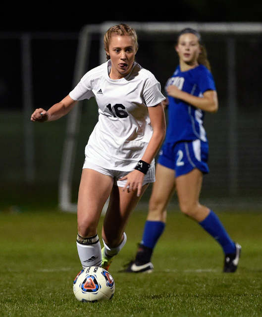 Palo Verde Macee Barlow (16) brings the ball down fields against Reno during a girls state ...