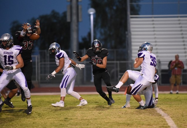 Desert Oasis Jayden Nersinger (33) blocks the field goal attempt of Silverado’s Wyland ...