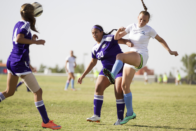 Foothill’s Aqua Williams (13), right, makes a pass with coverage from Silverado’ ...