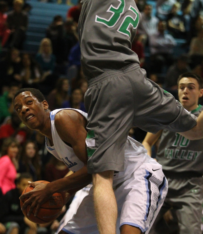 Foothill’s Torrance Littles (21) waits to shoot as Green Valley’s Troy Cropper ( ...