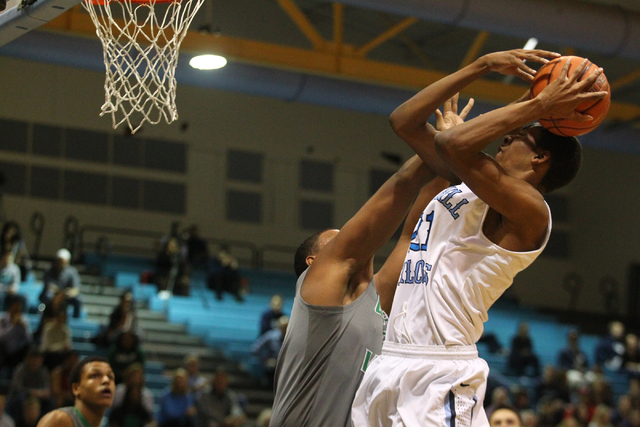 Green Valley’s Tyrell Crosby (52) reaches in to block Foothill’s Torrance Little ...