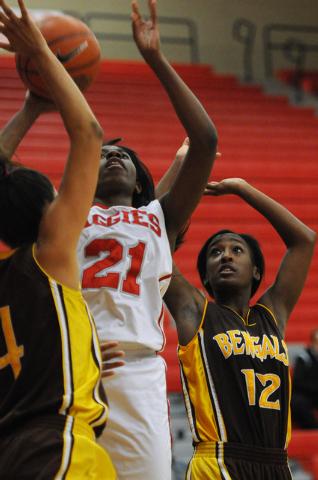 Arbor View’s Jocelyn Jordan (21) takes a shot over Bonanza’s defenders Acacia Wi ...