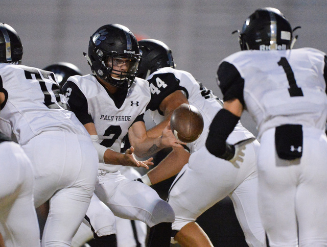 Palo Verde Quarterback Jonathan Schofield (2) pitches the ball to running back Aaron Belshe ...