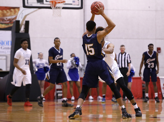 Cheyenne’s D’Andre Houston (15) looks for a pass during the first half of a Clas ...