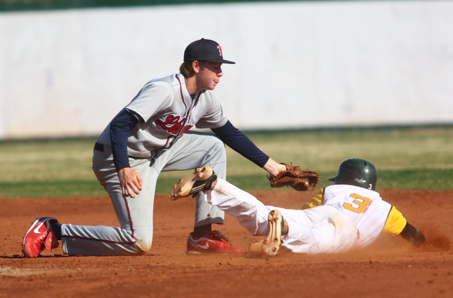 Liberty’s Jay Martz (4) tags out Rancho’s Bryce Harrell (3) during Saturday&#821 ...