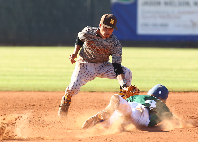 Bonanza’s Cruz Nevarez (2) tags out Green Valley’s Keaton Smith (4) at second ba ...