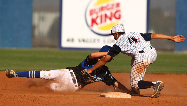 Chatsworth’s Garrett Kueber (4) reaches to tag out Basic’s Ryne Nelson (29) duri ...