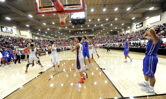 Findlay Prep guard guard Allonzo Trier, center, forward Horace Spencer III (0), and forward ...