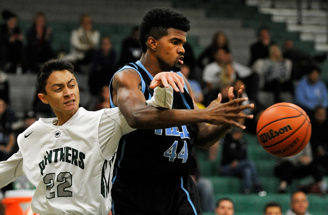 Palo Verde’s Taylor Miller (22) knocks the ball away from Foothill’s Jontee Thom ...