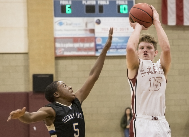 Desert Oasis’ Jacob Heese (15) shoots over Sierra Vista’s Isaiah Veal (5) on Tu ...