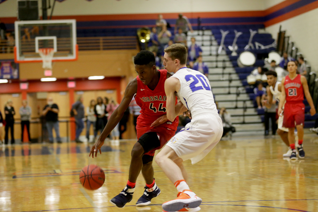 Coronado’s forward Taieem Comeaux (44) attempts to get past Bishop Gorman’s guar ...