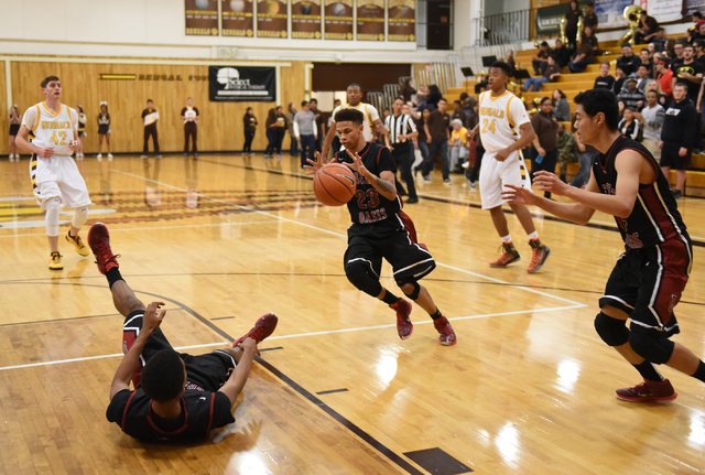 Desert Oasis forward Aamondae Coleman (5) passes the ball to teammate Rodrick Moore (23) dur ...