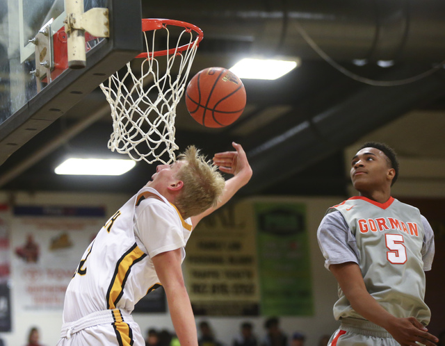 Clark’s Trey Woodbury (22) comes up short on a dunk as Bishop Gorman’s Chuck O&# ...