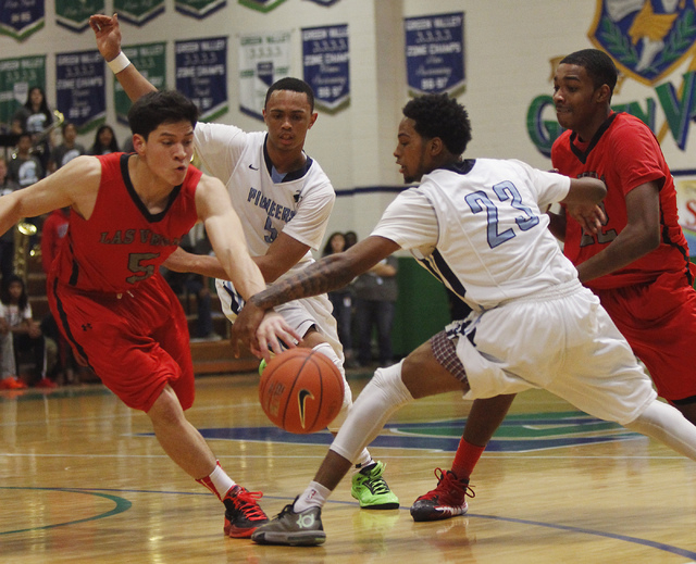 Las Vegas’ Roberto Zavala (5) and Canyon Springs’ Shaquile Carr (23) battle for ...