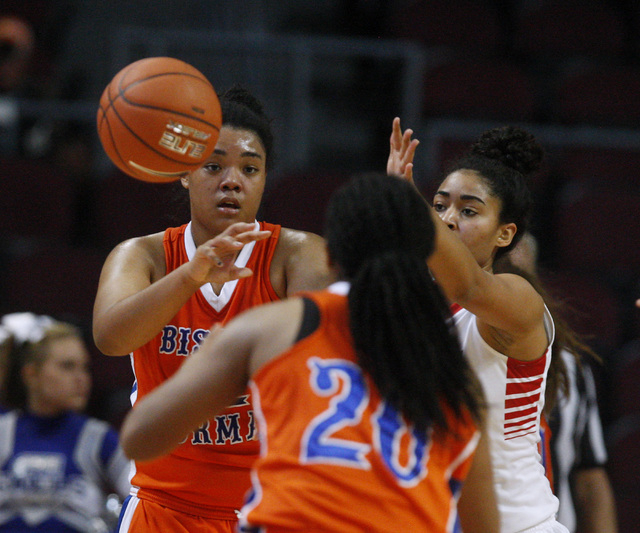 Bishop Gorman forward Raychel Stanley (22) passes to teammate Skylar Jackson (20) during the ...