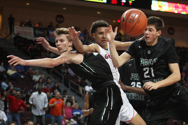 Bishop Gorman center Chase Jeter and Palo Verde forwards Grant Dressler, left, and Connor Le ...