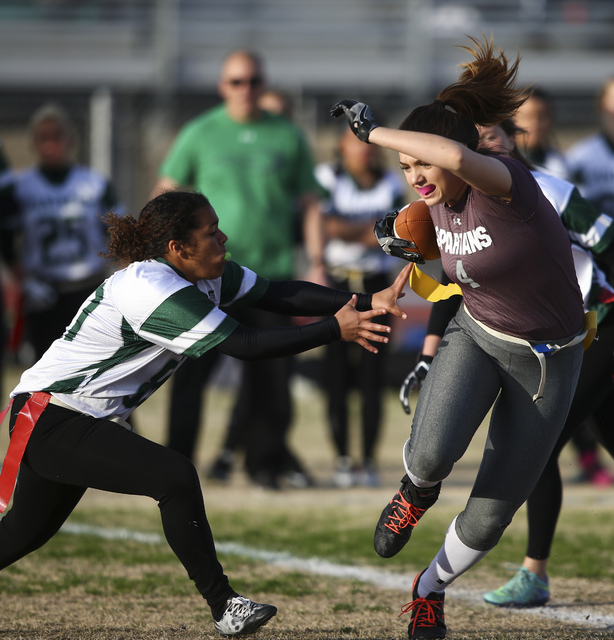 Cimarron-Memorial’s Logan DeLong (4) runs the ball past Palo Verde’s Madison Hea ...