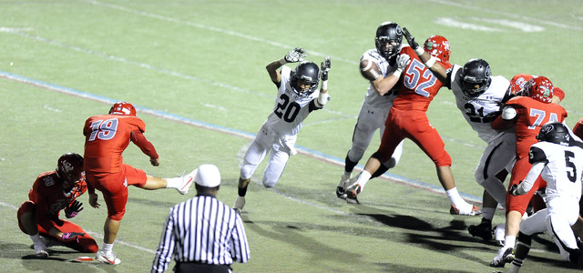 Palo Verde middle linebacker Jaren Campbell (21) blocks a field goal attempt by Arbor View k ...