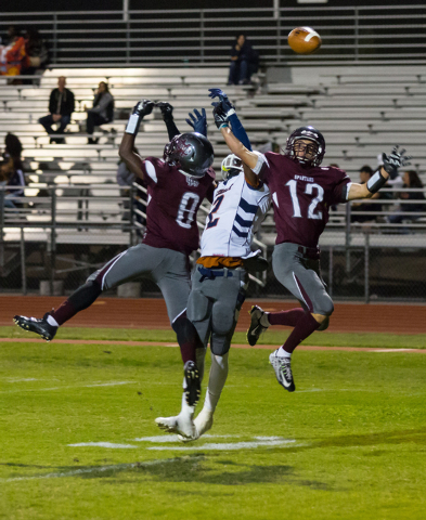 Cimarron-Memorial’s Maurice Bennett, left and Stone Stevenson, right, attempt to brea ...