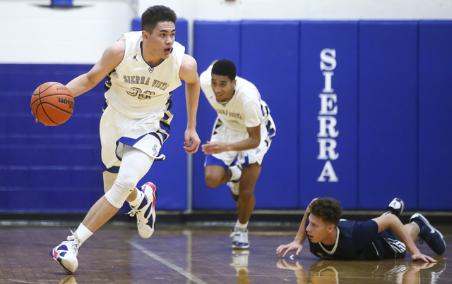 Sierra Vista guard Maka Ellis (32) drives against Spring Valley during a basketball game at ...